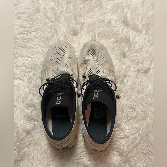 On Cloud running Shoes - Picture 3 of 16